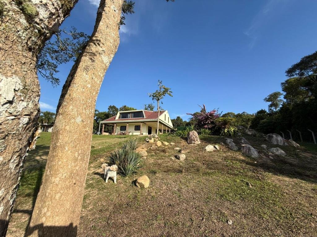 Casa vista entre as árvores do jardim
