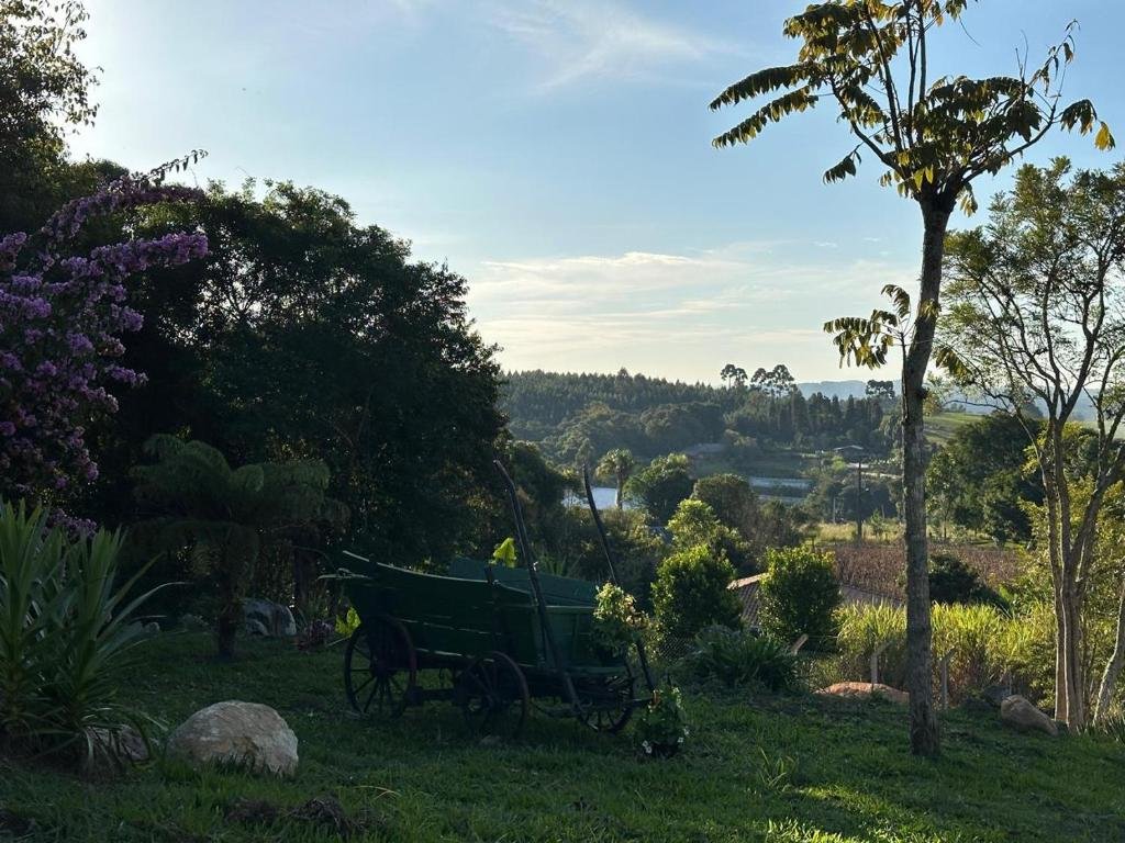 Carroça decorativa com vista para o vale