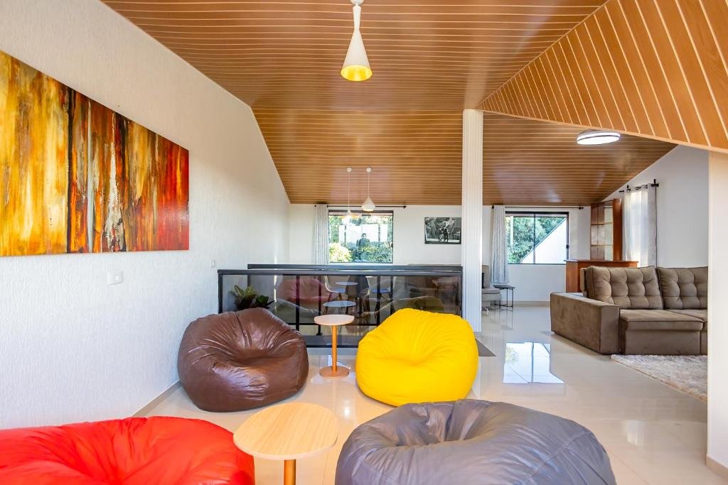 Sala de estar colorida com pufes