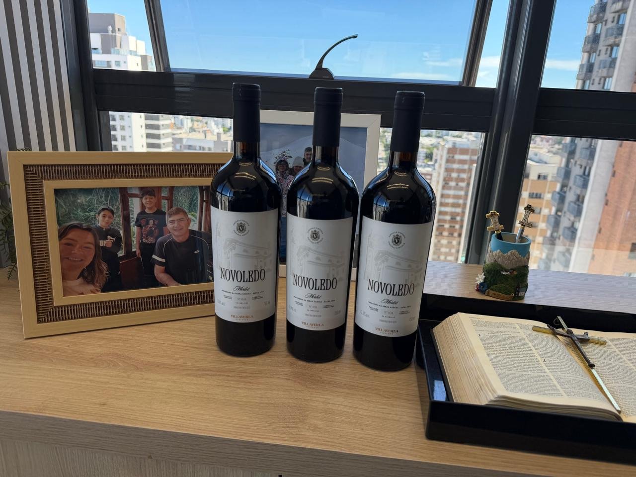 Garrafas do vinho Novoledo lado a lado